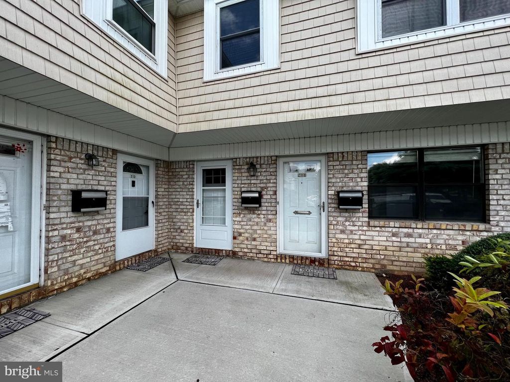 211 SILVER CT, Hamilton, NJ 08690