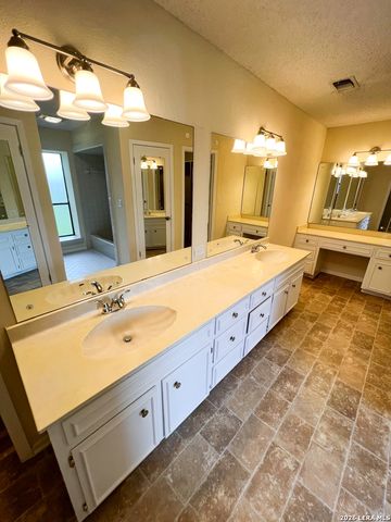 5809 WINTERHAVEN DR, Windcrest, TX 78239