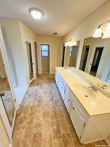 5809 WINTERHAVEN DR, Windcrest, TX 78239