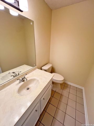 5809 WINTERHAVEN DR, Windcrest, TX 78239