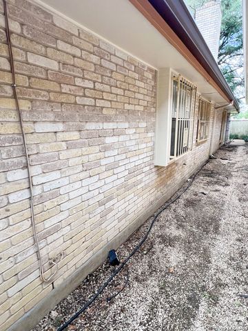5809 WINTERHAVEN DR, Windcrest, TX 78239