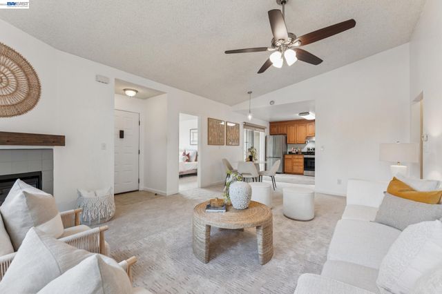 26 Raintree Ct 30, Hayward, CA 94544