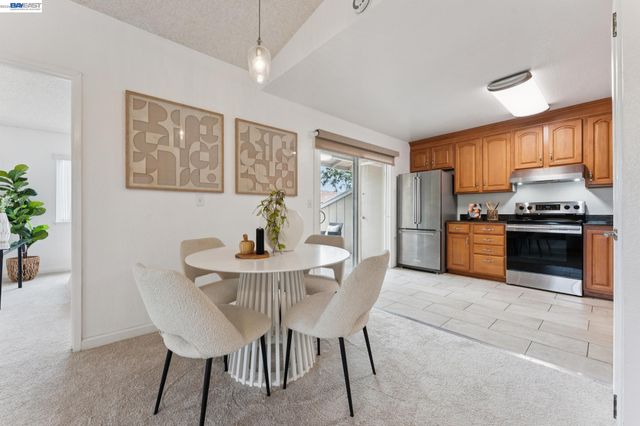26 Raintree Ct 30, Hayward, CA 94544