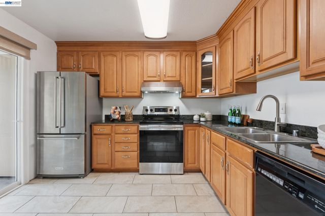 26 Raintree Ct 30, Hayward, CA 94544