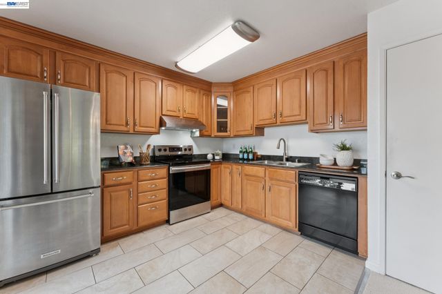 26 Raintree Ct 30, Hayward, CA 94544