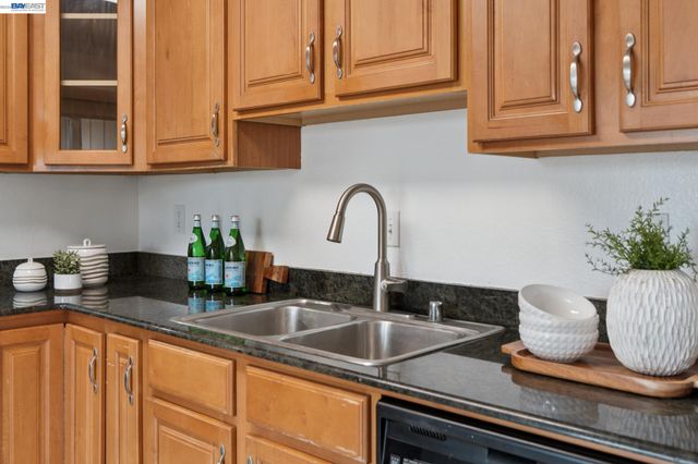 26 Raintree Ct 30, Hayward, CA 94544
