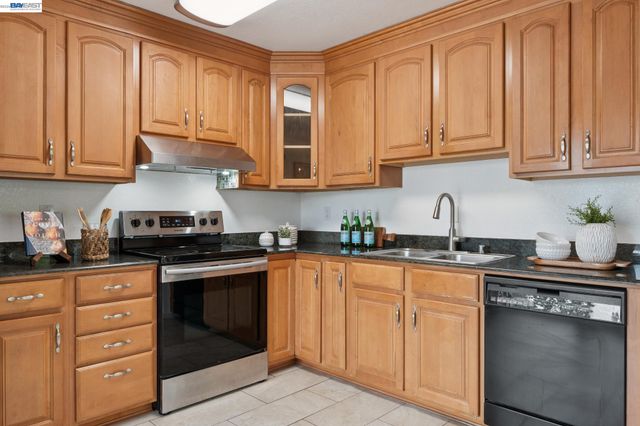 26 Raintree Ct 30, Hayward, CA 94544