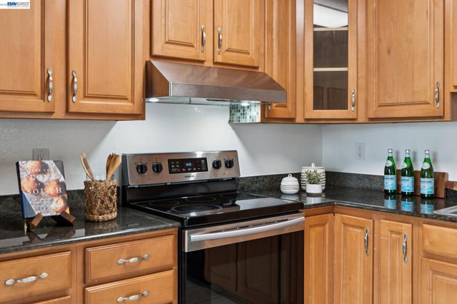 26 Raintree Ct 30, Hayward, CA 94544