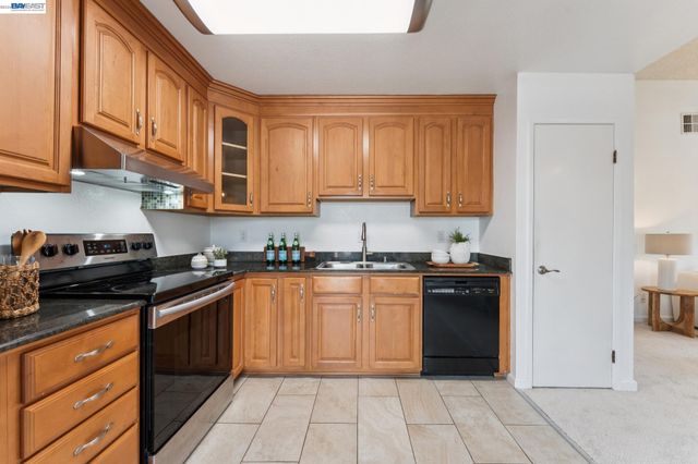 26 Raintree Ct 30, Hayward, CA 94544