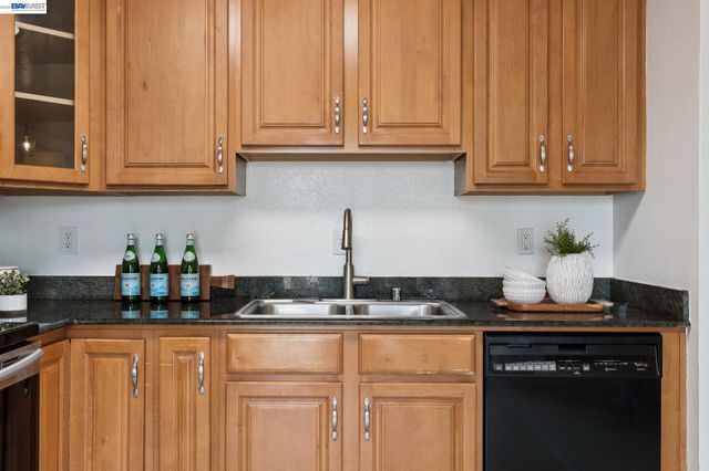 26 Raintree Ct 30, Hayward, CA 94544