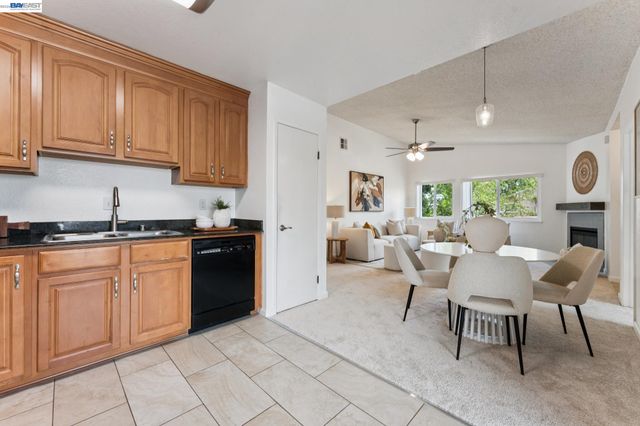 26 Raintree Ct 30, Hayward, CA 94544