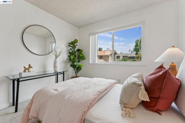26 Raintree Ct 30, Hayward, CA 94544
