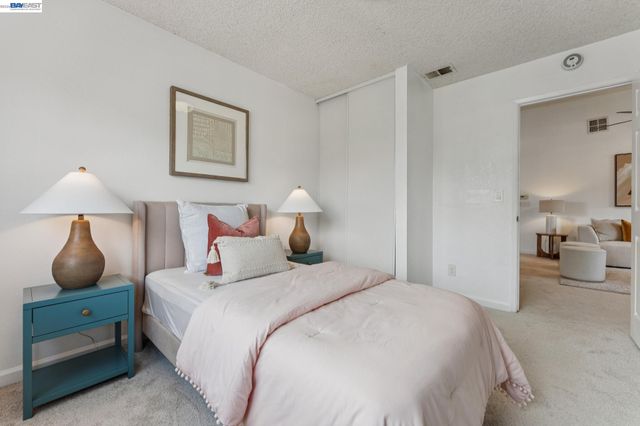 26 Raintree Ct 30, Hayward, CA 94544