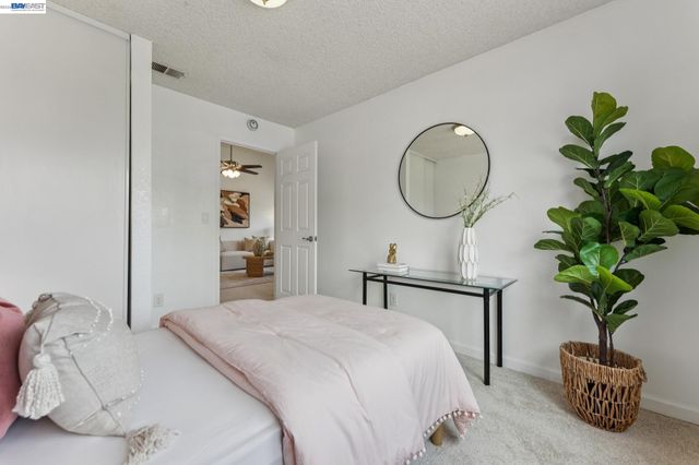 26 Raintree Ct 30, Hayward, CA 94544
