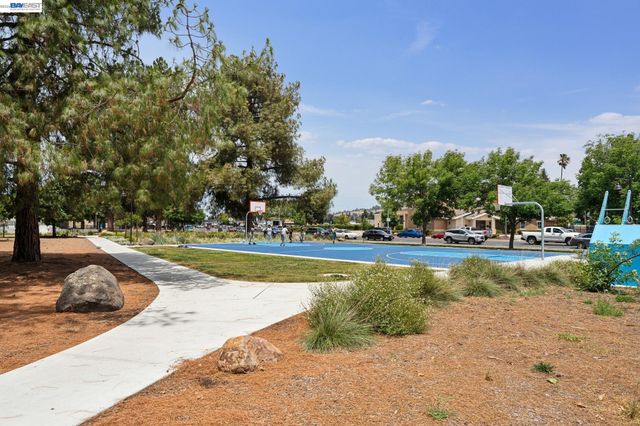 26 Raintree Ct 30, Hayward, CA 94544
