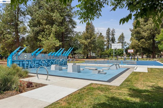 26 Raintree Ct 30, Hayward, CA 94544