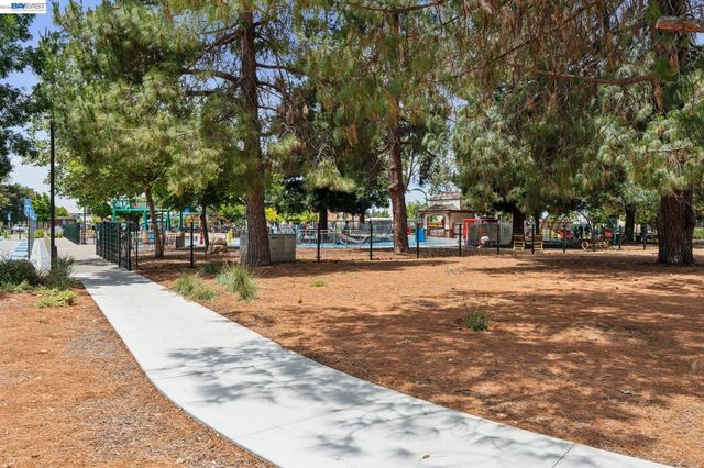26 Raintree Ct 30, Hayward, CA 94544