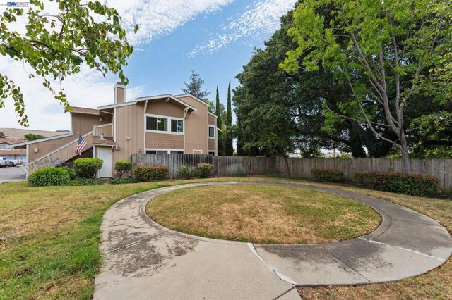 26 Raintree Ct 30, Hayward, CA 94544