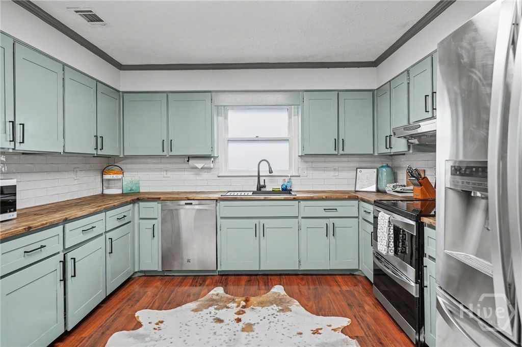 Image 16 of property listing at 810 Oemler Loop, Savannah, GA 31410