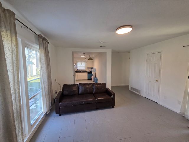 Valwood pkwy 2559, Carrollton, TX 75234