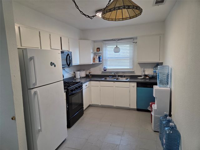 Valwood pkwy 2559, Carrollton, TX 75234