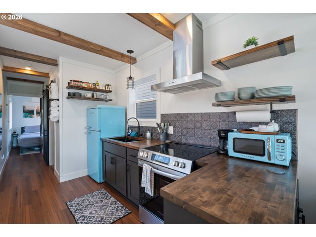 335 HILLSDALE St, Oceanside, OR 97134