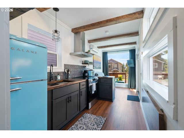 335 HILLSDALE St, Oceanside, OR 97134
