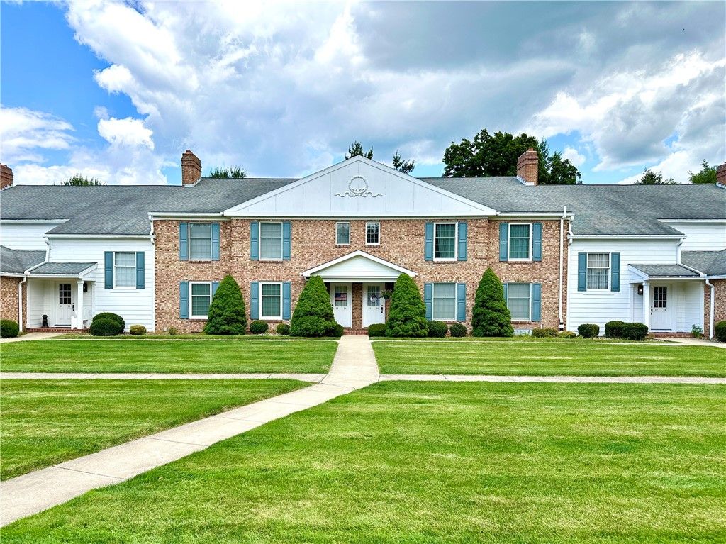 Image 1 of property listing at 286 Windsor Ridge 27, Neshannock Twp, PA 16105