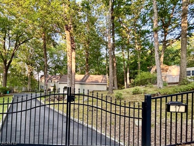 17 Highland Rd, Bloomingdale Boro, NJ 07403