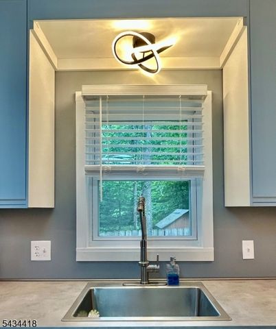 17 Highland Rd, Bloomingdale Boro, NJ 07403