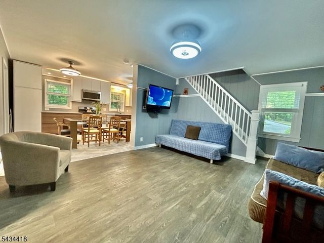 17 Highland Rd, Bloomingdale Boro, NJ 07403