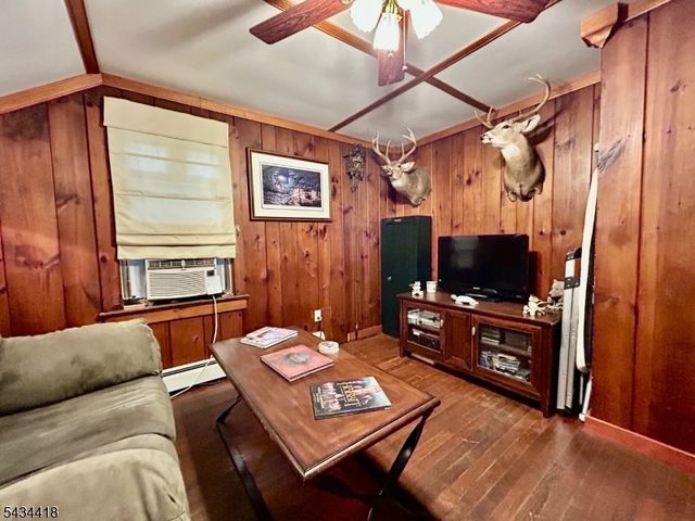 17 Highland Rd, Bloomingdale Boro, NJ 07403
