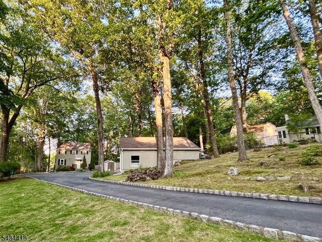 17 Highland Rd, Bloomingdale Boro, NJ 07403