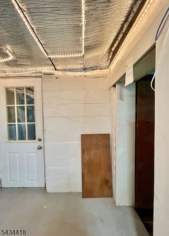 17 Highland Rd, Bloomingdale Boro, NJ 07403