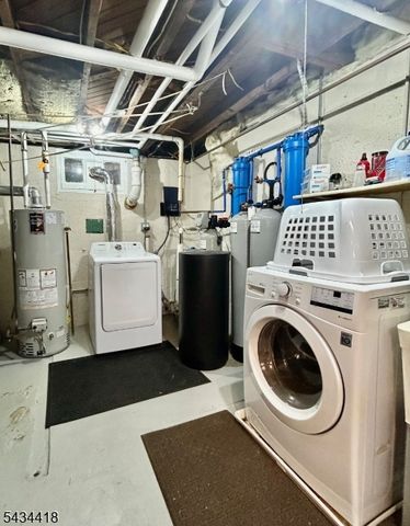 17 Highland Rd, Bloomingdale Boro, NJ 07403