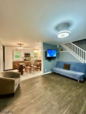 17 Highland Rd, Bloomingdale Boro, NJ 07403
