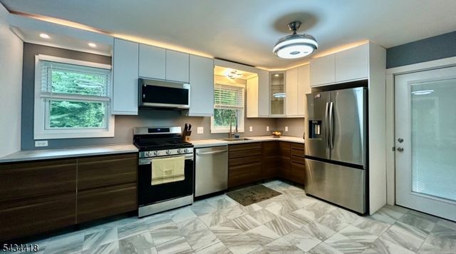 17 Highland Rd, Bloomingdale Boro, NJ 07403