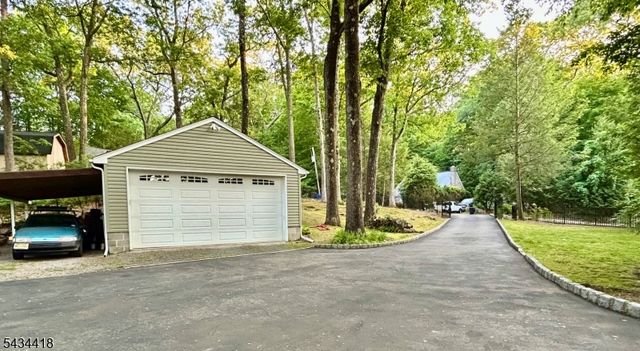 17 Highland Rd, Bloomingdale Boro, NJ 07403