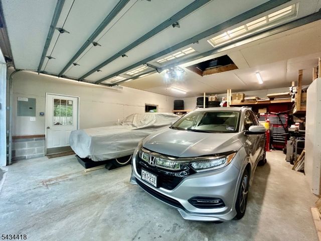 17 Highland Rd, Bloomingdale Boro, NJ 07403
