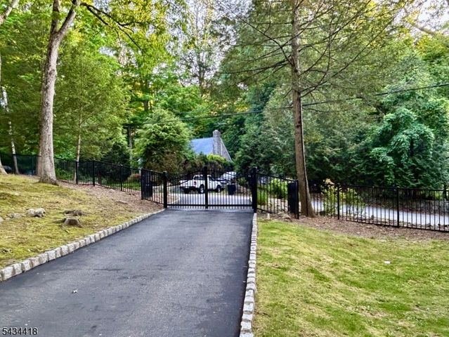 17 Highland Rd, Bloomingdale Boro, NJ 07403
