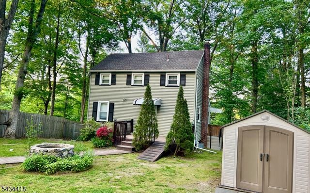 17 Highland Rd, Bloomingdale Boro, NJ 07403