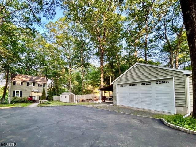 17 Highland Rd, Bloomingdale Boro, NJ 07403