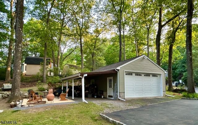 17 Highland Rd, Bloomingdale Boro, NJ 07403
