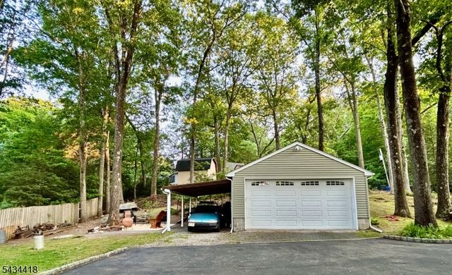 17 Highland Rd, Bloomingdale Boro, NJ 07403
