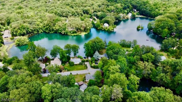 17 Highland Rd, Bloomingdale Boro, NJ 07403
