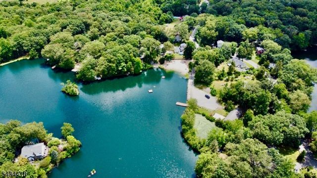 17 Highland Rd, Bloomingdale Boro, NJ 07403