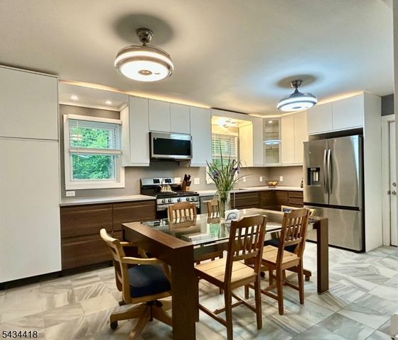 17 Highland Rd, Bloomingdale Boro, NJ 07403