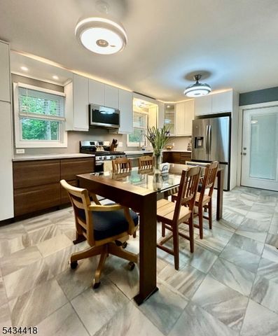17 Highland Rd, Bloomingdale Boro, NJ 07403