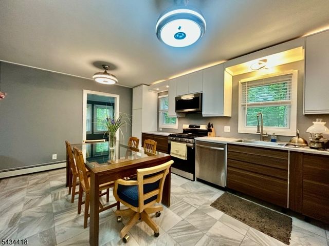 17 Highland Rd, Bloomingdale Boro, NJ 07403