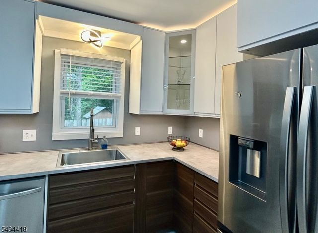 17 Highland Rd, Bloomingdale Boro, NJ 07403